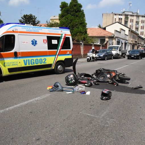 Vigevano: scontro tra auto e moto, soccorso un 16enne