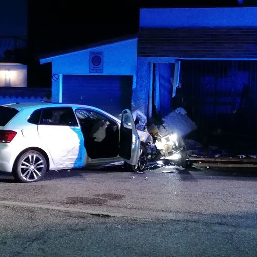 - (FOTO) - Valle Lomellina: si schiantano in auto contro un muro, gravemente feriti due ragazzi