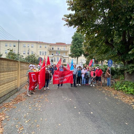 - (FOTONOTIZIA) - Sartirana: il presidio dei sindacati contro l'ipotesi di affidare a una cooperativa il nucleo Alzheimer dell'Rsa Adelina Nigra