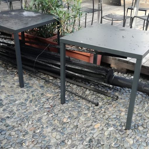 - (FOTO)- Vigevano: raid vandalico, bruciati ombrelloni in piazza Ducale