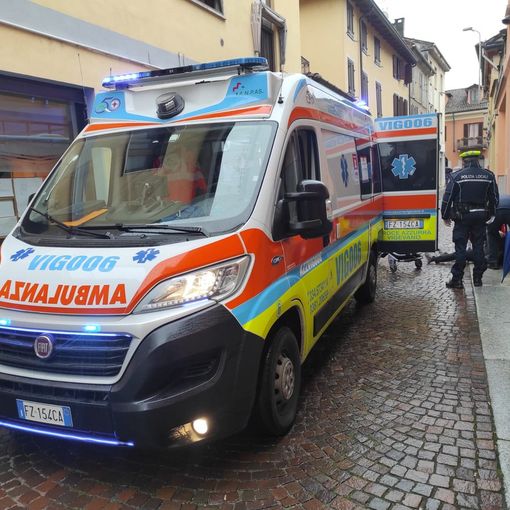 Mortara: scivola sugli escrementi di un cane e finisce in ospedale
