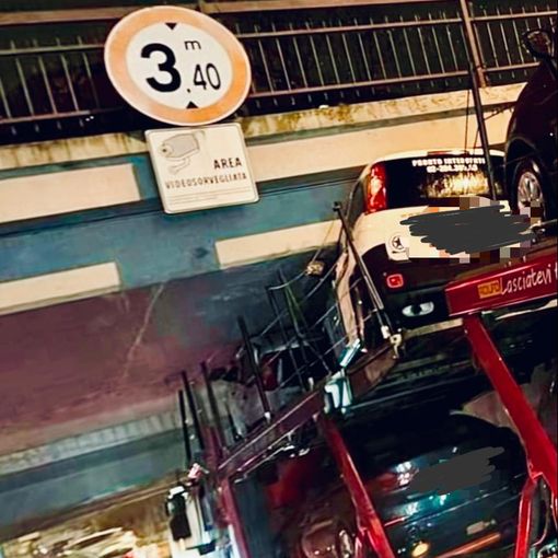 Magenta: bisarca piena di auto rimane incastrata nel sottopasso