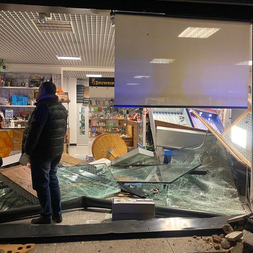 Abbiategrasso, sfondano la vetrina dell’armeria Power Gun: danni ingenti, magro il bottino