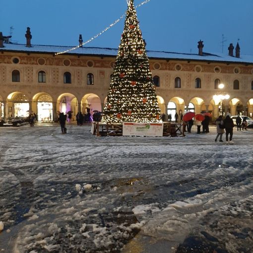 - (FOTOGALLERY) - Vigevano: le immagini della neve in piazza Ducale e nelle vie del centro