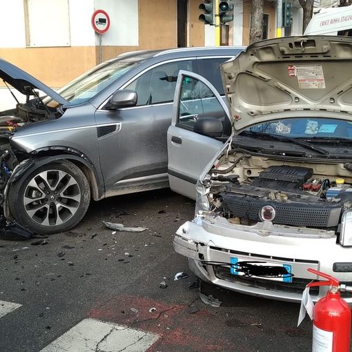 Robbio: scontro tra auto in viale Lombardia, ferite 3 persone
