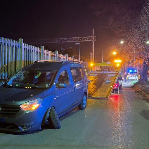 Magenta: automobilista finisce contro il muro della stazione