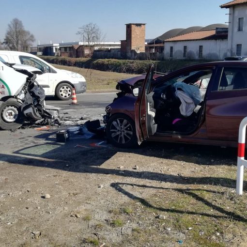 Vigevano: scontro frontale tra auto e furgone in corso Novara, muore donna 43enne