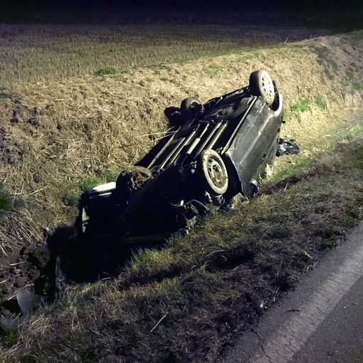 Garlasco: scontro tra auto sulla provinciale 206, una si ribalta. Ferito un 40enne