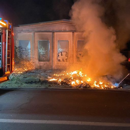 Zeme: incendio in una discarica abusiva, intervengono i Vigili del fuoco