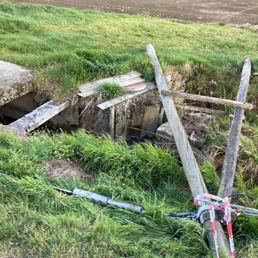 Pieve del Cairo: il vento abbatte un palo della Telecom, in azione i Vigili del fuoco