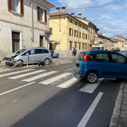 Ferrera: carambola tra auto in corso Repubblica, ferite 6 persone