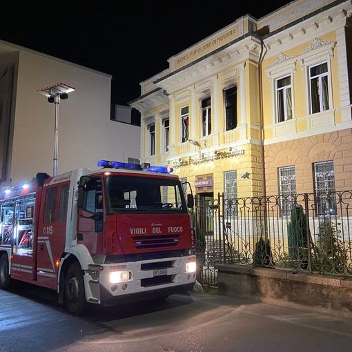 Mede: incendio divora appartamento in corso Italia, Vigili del fuoco in azione per spegnere le fiamme