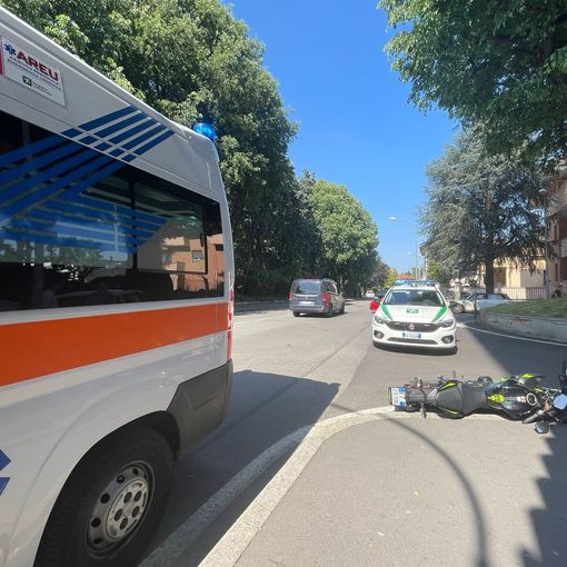 Magenta: scontro tra moto e auto della scuola guida davanti all’hotel Excelsior, ragazzo al pronto soccorso in codice verde