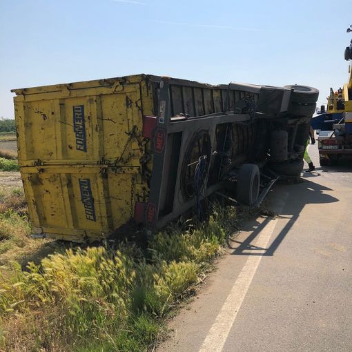 Candia: si ribalta con il camion sulla provinciale 21, illeso il conducente