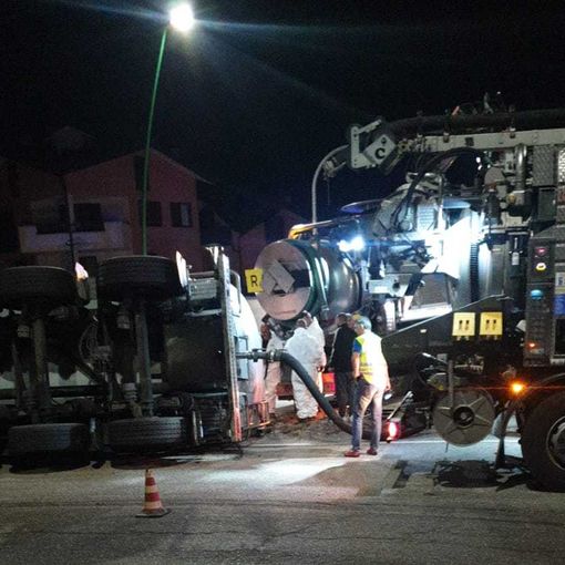 Mortara: autocisterna si ribalta sulla provinciale 596, Vigili del fuoco impegnati per alcune ore