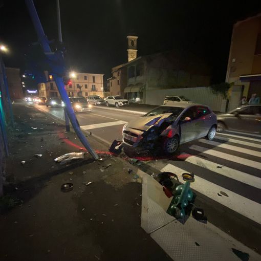 Pieve Albignola: si schiantano in auto contro il semaforo, ferite 3 persone