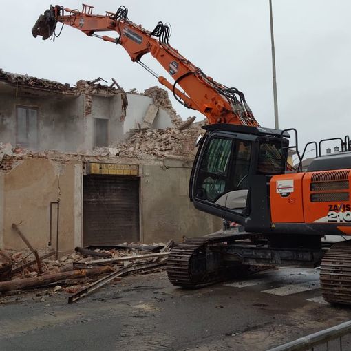 Mortara: demolito un edificio pericolante in via Trento