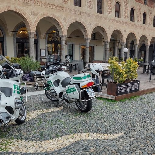 Vigevano: donna 61enne si dà fuoco in piazza Ducale, interviene un avventore
