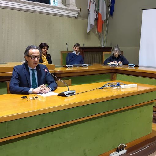 Il sindaco Andrea Ceffa durante la conferenza stampa