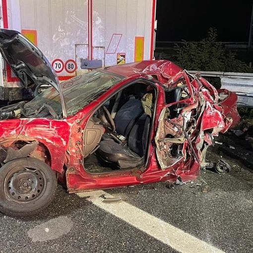 Scontro auto camion sulla A4 tra Marcallo/ Mesero e Arluno: persona incastrata liberata dai vigili del fuoco