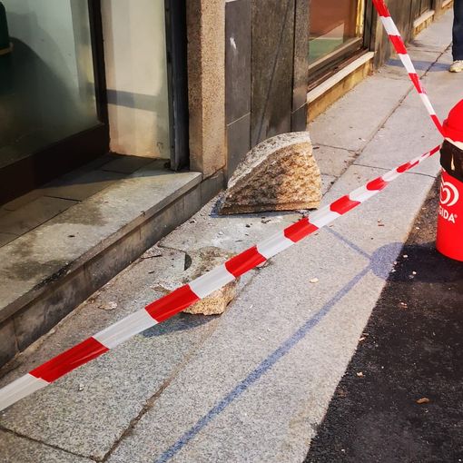 Mortara: mezzo per la raccolta dei rifiuti urta il capitello di un balcone, cade pezzo in strada, nessun ferito