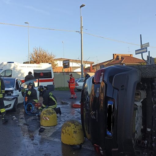 Robbio: scontro tra auto in via Artigianato, una si ribalta, ferito 76enne