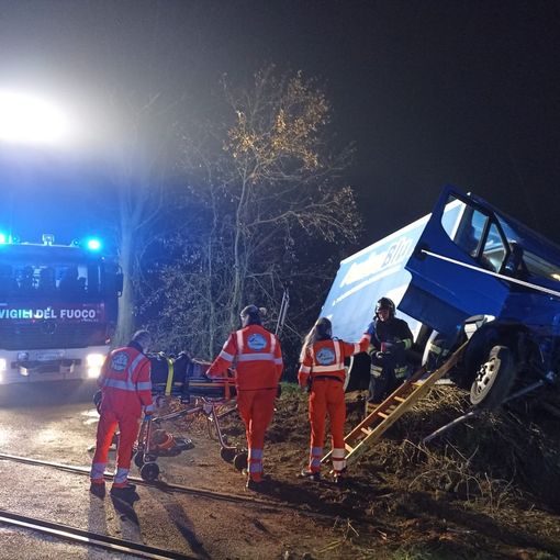 Palestro: esce di strada con il furgone, illeso un 36enne