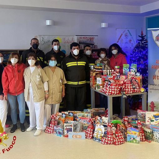 Epifania: Vigili del Fuoco di Magenta con l’autoscala al Fornaroli portano i doni ai bimbi della Pediatria