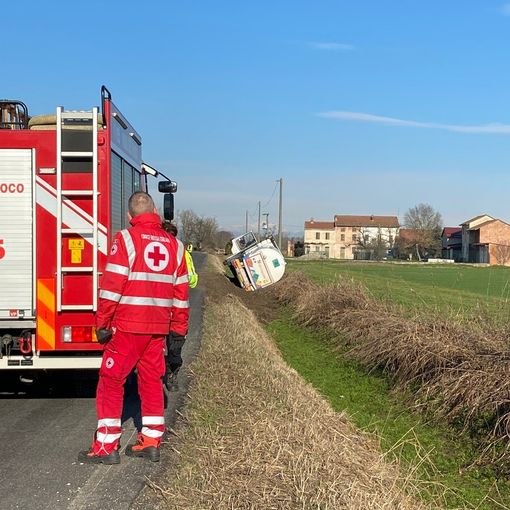 Autobotte carica di ossigeno liquido si ribalta tra Breme e Candia, strada chiusa per rischio di incendio