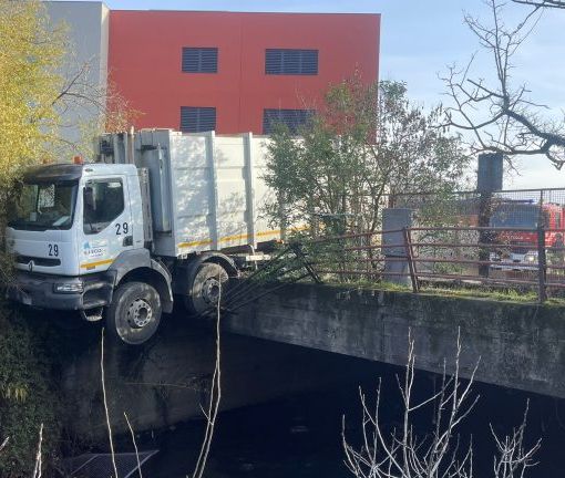 Paura a Castellanza: camion in bilico sul ponte