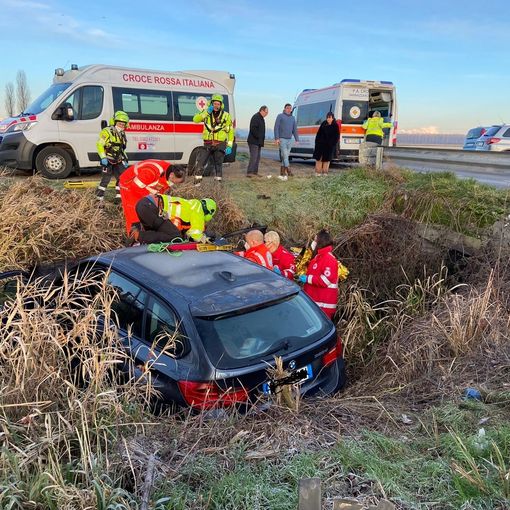 Semiana: escono di strada sulla provinciale, passeggero dell'auto trasportato in elicottero