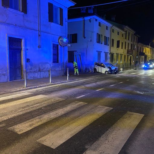 Ferrera: perdono il controllo dell'auto e si schiantano contro un muro, feriti due ragazzi