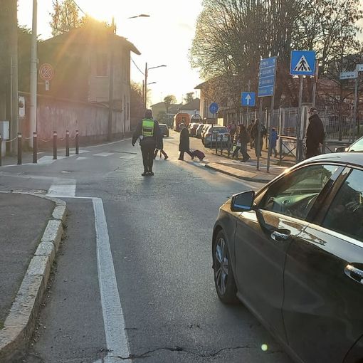 Robecco: donna al volante accecata dal sole investe agente della Polizia locale alle scuole