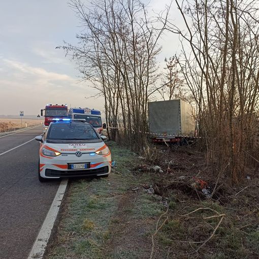 Zeme: camion esce di strada sulla provinciale 596, soccorse 2 persone