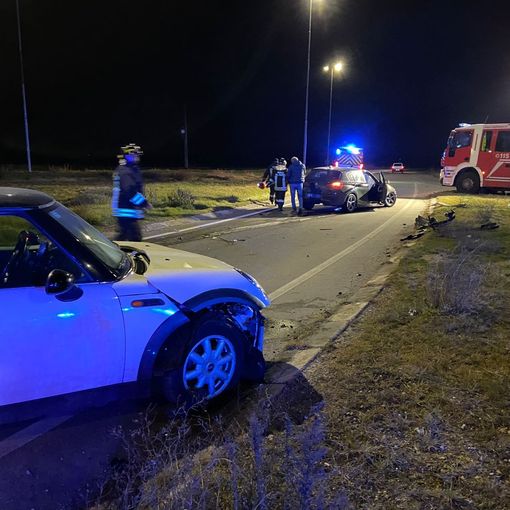 Mede: scontro tra auto alla rotatoria sulla provinciale 194