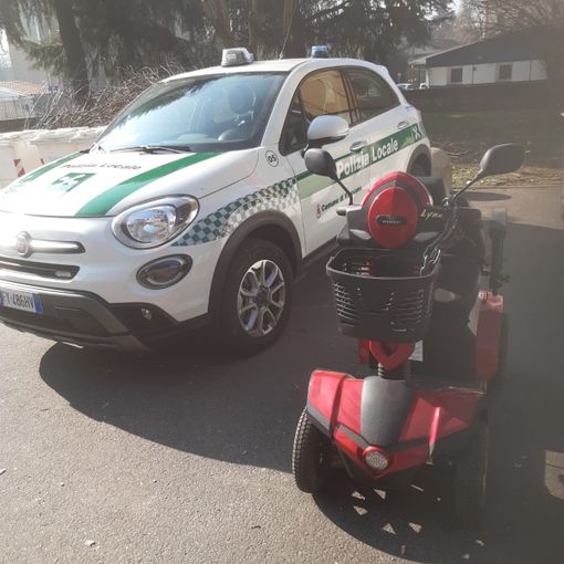 Vigevano: rubano scooter elettrico a un uomo disabile, la Polizia locale lo ritrova sul retro di una palazzina