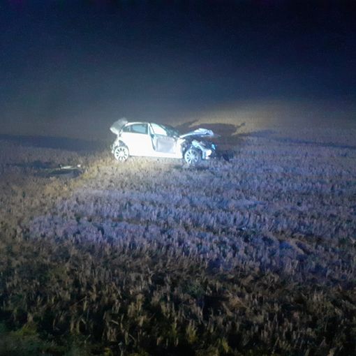 L'auto finita nel campo sulla statale 211