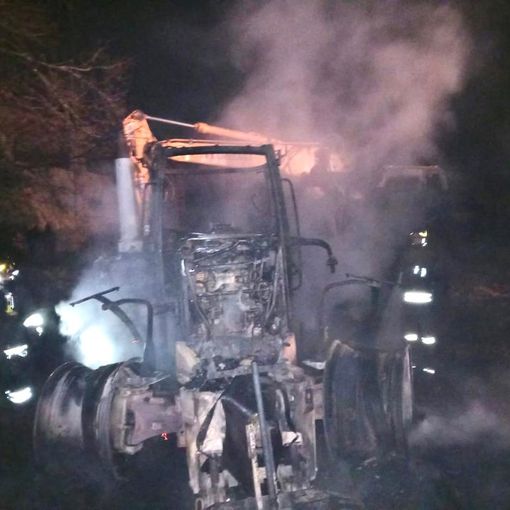 Ottobiano: incendio alla cascina Volpina, tre mezzi agricoli divorati dalle fiamme
