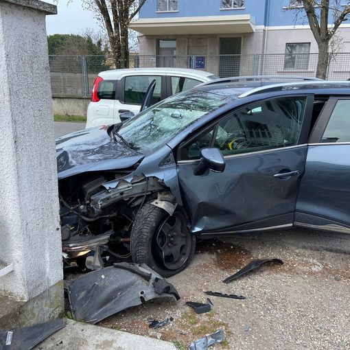 Mede: scontro tra auto in viale Unione Sovietica, ferita una 71enne