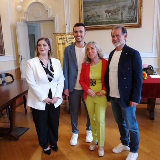 al centro la preside Maria Teresa Barisio con la &quot;Gran croce&quot;