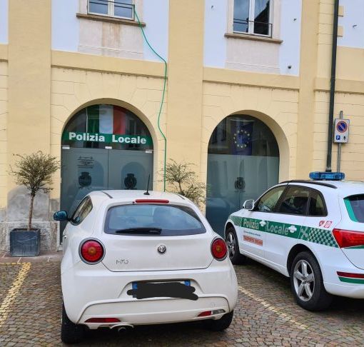 Viaggiava su un’auto rubata 5 anni fa, fermato e denunciato dalla Polizia locale di Robecco