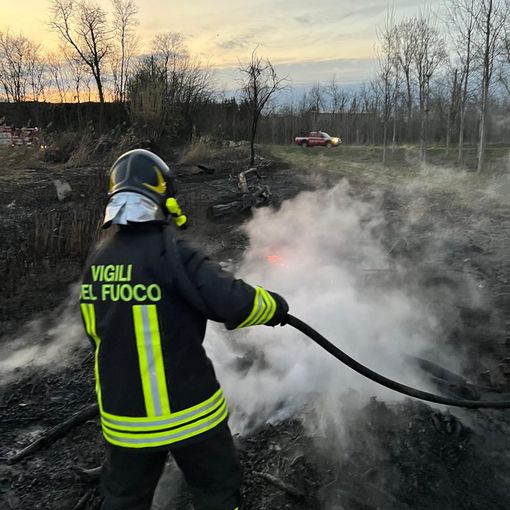 Lomello: incendio di rifiuti e sterpaglie vicino all'Agogna