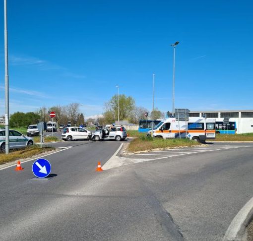 Incidente al solito incrocio tra Robecco e Magenta, una donna ferita e traffico deviato