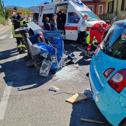 Varzi: scontro tra Apecar e auto in via Cappuccini, gravi due anziani