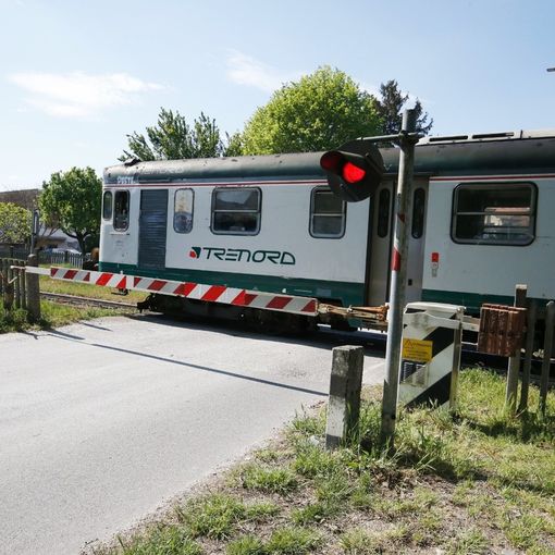 Mede: auto finisce contro le sbarre del passaggio a livello, 2 treni in ritardo