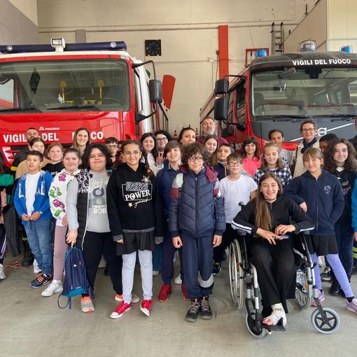 Mede: gli studenti delle quinte elementari visitano la caserma dei pompieri