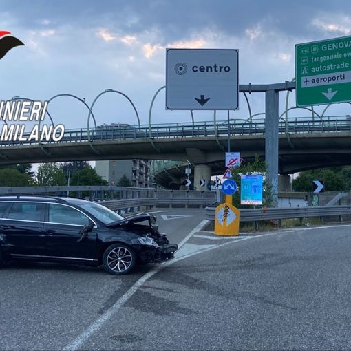 Milano: inseguiti dai carabinieri, pusher fuggono in contromano sulla tangenziale Ovest e si schiantano contro il guard rail