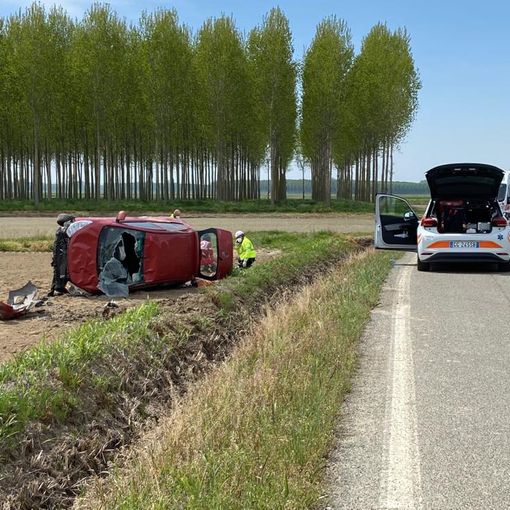 Sartirana: escono di strada con l'auto sulla vecchia strada per Breme, uomo soccorso in elicottero