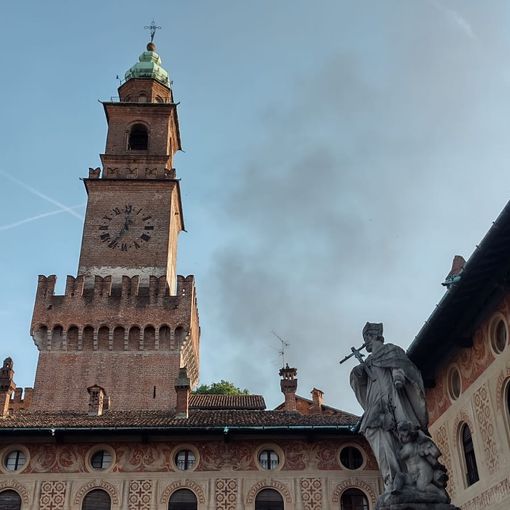 La colonna di fumo si è spinta anche in piazza Ducale