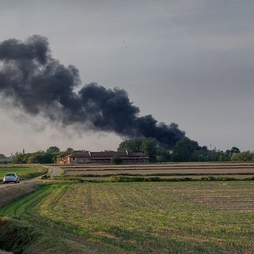 Incendio Ilga Gomme, Arpa: &quot;I dati rilevati sono rassicuranti&quot;. Il comune toglie il divieto di consumare frutta e ortaggi coltivati nella zona